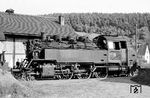 64 023 wartet im Bahnhof Heimbuchenthal auf die Rückfahrt nach Obernburg-Elsenfeld. Die Aschaffenburger Lok war auch nur noch 3 Jahre im Einsatz und wurde am 01.09.1965 ausgemustert. (19.08.1962) <i>Foto: Karl-Ernst Maedel</i>