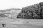 64 103 mit P 3839 kurz vor dem Zielbahnhof Heimbuchenthal. Die durch das Elsavatal im Spessart nach Westen hin zum Maintal führende Nebenbahn war besonders am Wochenende stark frequentiert. Ein für eine Nebenbahn relativ dichter Zugverkehr (12 Zugpaare täglich pro Richtung) sorgte für gute Verbindungen zu den Ausflugszielen im Spessart. (19.08.1962) <i>Foto: Karl-Ernst Maedel</i>