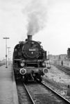 Die rückwärts fahrenden 64er auf der Elsavatalbahn ersparte sich Karl-Ernst Maedel offensichtlich. Mit dem P 3842 fuhr er an dem Sonntag von Heimbuchenthal zurück nach Obernburg-Elsenfeld und fotografierte dann 64 103 nach dem Umsetzen vor dem sonntäglichen P 3843 nach Heimbuchenthal (Anfahrt um 18.36 Uhr). (19.08.1962) <i>Foto: Karl-Ernst Maedel</i>