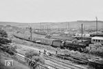 01 072 (Bw Kassel) fährt mit dem D 167 nach Hamburg-Altona in den Bahnhof Bebra ein. Im Rangierbahnhof ist eine V 60 tätig. Die Gleise im Vordergrund führen von/nach Hönebach (- Eisenach). (06.1961) <i>Foto: Karl-Ernst Maedel</i>