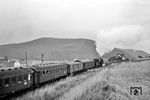 Die Erfurter 01 120 kämpft sich mit dem D 199 nach Leipzig die Steigung bei Ronshausen bergan.  (06.1961) <i>Foto: Karl-Ernst Maedel</i>