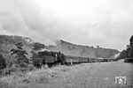 Den Schiebedienst am D 197 mit 41 278 hatte die bereits bekannte 50 725 vom Bw Bebra übernommen, die zwischen Ronshausen und Hönebach tatkräftig nachschob. (06.1961) <i>Foto: Karl-Ernst Maedel</i>