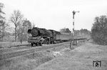 An der östlichen Einfahrt des Bahnhofs Hönebach ist 22 008 vom Bw Erfurt P (ex 39 006) mit dem D 198 (Leipzig – M-Gladbach) unterwegs. (11.04.1964) <i>Foto: Karl-Ernst Maedel</i>