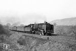 Die Erfurter 01 207 hat den D 199 (Frankfurt/M – Leipzig) bei Weiterode am Haken. Auch dieser schwere Schnellzug benötigte eine Schubunterstützung. (11.04.1964) <i>Foto: Karl-Ernst Maedel</i>