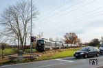 Zur Bedienung des Tanklagers bei Lederhose passieren 232 083 und 232 592 des Erfurter Bahnservice (EBS) auf der Bahnstrecke Niederpöllnitz–Münchenbernsdorf den Bahnübergang der B 2 in Großebersdorf. (13.11.2025) <i>Foto: Joachim Schmidt</i>