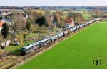 Der beladene Tankzug DGS 55590 mit EBS 232 083 und EBS 232 592 in Großebersdorf. Ziel ist das von der DRR errichtete „Tanklager 912“, das zur strategischen Staatsreserve gehörte. Zunächst nur selten bedient, wurde die Anlage 1989/90 von der Tanklagerbetriebsgesellschaft mbH (TABEG) übernommen. Ein Teil der Vorräte gehört heute weiterhin zur Staatsreserve. (13.11.2025) <i>Foto: Joachim Schmidt</i>