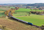 PRESS 246 049 mit dem "Mitte-Deutschland" IC 2152 nach Köln in Höhe des Parkplatzes Rodablick Nord an der A 4 bei Stadtroda. (13.11.2025) <i>Foto: Joachim Schmidt</i>