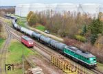 Im Bahnhof Emleben stellt TRG 241 338 den beladenen Tankzug zu. Das eigenständige Tanklager UNITANK bietet die Lagerung und den Umschlag von Diesel, Heizöl und Ottokraftstoffen an, über das Heizölhändler den Landkreis Gotha versorgen können. Links steht 218 319 der Railsystems Gotha. (13.11.2025) <i>Foto: Joachim Schmidt</i>