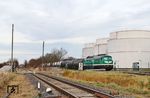 TRG 241 338 im UNITANK-Tanklager in Emleben. Links verläuft das Streckengleis aus Gotha, im Hintergrund die Autobahn A 4. (13.11.2025) <i>Foto: Joachim Bügel</i>