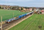 Während im Hintergrund der Containerzug der Vogt-Plastic GmbH entschwindet, kommt ihm in Mechterstädt-Sättelstädt 2159 261 der Netzwerkbahn Sachsen GmbH Dresden mit einem DGS nach Eisenach entgegen. (13.11.2025) <i>Foto: Joachim Schmidt</i>