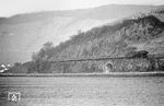 Bei Neef hatte man damals diesen schönen und freien Blick über die Mosel auf die Strecke zwischen Neef und Bullay. Dort findet sich ein kleiner Hangviadukt, dessen Bögen bis auf einen Durchlass zugemauert sind. Heute ist die Fotostelle durch die davor wachsenden Büsche und Bäume gut getarnt. 044 202 vom Bw Koblenz-Mosel ist mit dem nächsten Kokszug unterwegs. (08.04.1971) <i>Foto: Wolfgang Bügel</i>
