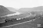 Nachdem der richtige Fotostandpunkt im Weinberg erreicht war, wurde man mit einem weiten Blick flussaufwärts ins Moseltal belohnt. Durch die lang gezogene Kurve bei Kobern-Gondorf rollt 044 277 ohne sichtbare Anstrengung mit einem langen Güterzug in Richtung Koblenz vorbei. Und wie man sieht, parkt der treue Begleiter diesmal vorschriftsmäßig. (08.04.1971) <i>Foto: Wolfgang Bügel</i>