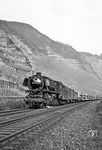 044 184 (ex 44 1184 vom Bw Ehrang) mit einem Güterzug auf dem Weg in die Heimat bei Winningen.  (08.04.1971) <i>Foto: Wolfgang Bügel</i>
