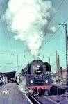 01 524 (Bw Erfurt) startet mit dem D 1099 (Frankfurt/M - Frankfurt/O) im Bahnhof Bebra. (12.1966) <i>Foto: Dr. Hans Werner Eisermann</i>