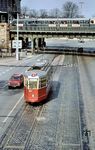 Am Bahnhof Hamburg-Dammtor begegnet der Straßenbahnwagen 3615 (Falkenried 1951) auf der Linie 2 zum Hauptbahnhopf einem S-Bahn-Zug. (04.1968) <i>Foto: Dr. Hans Werner Eisermann</i>