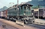 ÖBB 1245.510 (mit elektrischer Bremse) vor einem Güterzug im Bahnhbof Jenbach. (08.1968) <i>Foto: Dr. Hans Werner Eisermann</i>