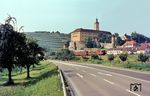 Ein VS 145, geschoben von einem VT 60, erreicht unterhalb von Schloss Horneck, einer Burg des Deutschen Ordens aus dem 12. Jahrhundert, den als „Gundolfsheim“ in einer auf 766 n. Chr. datierten Urkunde erwähnten Ort Gundelsheim am Neckar. (08.1967) <i>Foto: Dr. Hans Werner Eisermann</i>