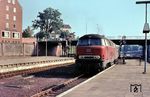 Die Hamburger V 160 006 schiebt den Wendezug P 2123 nach Travemünde aus dem Lübecker Hauptbahnhof. (07.1968) <i>Foto: Dr. Hans Werner Eisermann</i>