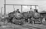 Die auf 1000 mm Spurweite verkehrenden 1'E1' h2-Dampfloks Nr. 1345 (Class E4 Henschel 1937) und Nr. 1349 (Class E5 Škoda 1949) im Depot Salta. Salta entwickelte sich seit den 1890er Jahren zum Bahnknotenpunkt. Neben der heute noch bekannten Touristenbahn nach Chile mit dem 'Tren a las nubes' („Zug in die Wolken“), kamen Strecken Richtung Bolivien (nach La Quiaca) Paraguay (nach Formosa) und bis La Plata hinzu. (21.01.1972) <i>Foto: Jörg Schulze</i>
