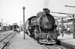 Lok Nr. 3040 (Lima, Baujahr 1948) ist mit einem Reisezug im Bahnhof San Miguel de Tucumán eingetroffen. 1874 erreichte die Eisenbahn Tucumán, und am Stadtrand wurde Land für den Bau von Bahnhöfen in alle vier Himmelsrichtungen ausgewiesen. In der Folge wurden folgende Bahnhöfe errichtet: die „Estación Tucumán CC.“ an der heutigen Benjamín-Araóz-Straße, die „Estación Sunchales“ gegenüber der heutigen Plaza Alberdi und der Bahnhof „Ferrocarril Central Argentino“ im Viertel El Bajo, gegenüber der heutigen Plaza Lamadrid. Tucumán ist die fünftgrößte Stadt Argentiniens. In ihr wurde am 9. Juli 1816 die argentinische Unabhängigkeitserklärung verkündet. (22.01.1972) <i>Foto: Jörg Schulze</i>