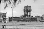 Lok Nr. 1827 am Wasserturm des Depot Chepes in der argentinischen Provinz La Rioja. (23.01.1972) <i>Foto: Jörg Schulze</i>