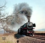 044 256 mit Dg 53842 aus Herzberg (Harz) auf der Sollingbahn nahe der Blockstelle Moringen. (08.04.1976) <i>Foto: Dieter Kempf</i>