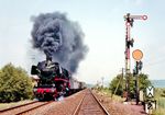 044 969 mit dem letzten dampfbespannten Dg 53840 von Herzberg (Harz) nach Altenbeken nahe der Blockstelle Moringen. Hinter der Zuglok 044 669 läuft ein Reisezugwagen, der extra für Fans in den Güterzug eingereiht war. (29.05.1976) <i>Foto: Dieter Kempf</i>