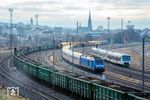 246 049 wartet in Gera Hbf vor dem Wagenpark des IC 2152 nach Köln. Beinahe wäre die Zugleistung wegen einer Verschmutzung ausgefallen, weil der Tf des Fernverkehrs vergessen hatte, den Deckel vom Öleinfüllstutzen nach dem Auffüllen wieder festzuschrauben. Nach einer erfolgreichen Maschinenraumreinigung konnte die Lok dann doch eingesetzt werden. (21.11.2025) <i>Foto: Joachim Schmidt</i>