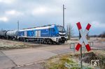 2159 232 der European Loc Pool Frauenfeld (ELP), im Einsatz für die InfraLeuna GmbH, dem Betreiber der Infrastruktureinrichtungen auf dem Gelände der früheren Leunawerke in Leuna, vor dem leeren Tankzug DGS 99831 nach Großkorbetha in Emleben. (21.11.2025) <i>Foto: Joachim Schmidt</i>