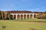 Das 230 m lange Dunetalviadukt, der "kleine Bruder" des Altenbekener Viadukts, überspannt in einer Höhe von 33 Metern mit 11 Bögen das Tal der Dune. 2159 103 der ITL Eisenbahngesellschaft Dresden rollt mit einem Ganzzug in Richtung Altenbeken über den Viadukt. (06.11.2025) <i>Foto: Zeno Pillmann</i>