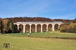 101 013, die anlässlich "50 Jahre Intercity" eine Lackierung im Stil der IC-Farbgebung erhalten hatte, schiebt den IC 2155 nach Gera über das Dunetalviadukt. (06.11.2025) <i>Foto: Zeno Pillmann</i>