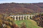 193 245 der Györ-Sopron-Ebenfurti Vasút Zrt. Sopron (GySEV) mit einem "Lkw-Walter-Zug" auf dem Dunetalviadukt. Der Viadukt wurde in den Jahren 1851 bis 1853 als Teil der Eisenbahnstrecke Paderborn – Altenbeken – Warburg – Kassel erbaut. Oberhalb des Viadukts befindet sich seit 2014 eine Aussichtsplattform, die einen großartigen Blick auf den Viadukt und das Beketal bietet.  (12.11.2025) <i>Foto: Zeno Pillmann</i>