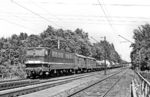 242 017 vom Bw Leipzig West mit einem Güterzug in Borsdorf. (24.05.1989) <i>Foto: Thomas Fischer</i>