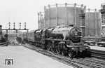 LMS 5277, eine 'Black Five' (class 5MT) von Stanier aus dem Jahr 1936, fährt mit einem Expresszug in den Londoner Bahnhof St. Pancras ein, der Endstation der Schnellzüge der Gesellschaft East Midlands Railway. 1948 erhielt die Lok bei den Britih Rail die Nummer 45277 und wurde im Februar 1967 ausgemustert. (24.05.1939) <i>Foto: Collection Robin Fell</i>