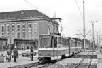Die Tatra-Gelenkstraßenbahnwagen des Typs KT4D Tw 406 und 405 vor der Pädagogischen Hochschule (PH) Erfurt/Mühlhausen an der Haltestelle Medizinische Akademie (aktuell HELIOS-Kliniken). Beide Einrichtungen gehören heute zur Universität Erfurt. Im Hintergrund ist das Auditorium Maximum der PH zu sehen, das 1953 auf der grünen Wiese entstand. (06.1983) <i>Foto: Thomas Fischer</i>