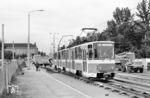 Die Tatra Triebwagen der Bauart KT4D der Ordnungsnummern 457 und 456 befahren das temporäre Baugleis in der Nordhäuser Straße in Erfurt. Eine Streckensperrung dieser wichtigen Straßenbahnverbindung der Linien 3, 4 und 5 aus den Neubaugebieten im Norden der Stadt zum Zentrum wäre damals undenkbar gewesen. Den überschaubareren Straßenverkehr konnte man seinerzeit einfacher umleiten und so sperrte man die Straße. (06.1983) <i>Foto: Thomas Fischer</i>
