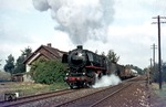 044 557 vor Dg 53840 an einem ehemaligen Bahnwärterhaus in Moringen zwischen Northeim und Hardegsen. (11.10.1975) <i>Foto: Wolfgang Bügel</i>
