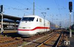 Triebkopf 401 016 geht am Zugschluss des ICE-Dummyzuges Dsts 83775 im Bahnhof Opladen auf die Reise zur einer Probefahrt in Richtung Hagen. (17.09.1990) <i>Foto: Joachim Bügel</i>