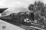 Die Ostbahnhofer 01 050 fährt mit dem D 110 nach Bonn durch Berlin-Tiergarten.  (10.07.1964) <i>Foto: Klaus D. Holzborn</i>