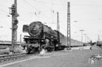 01 124 verlässt mit E 549 (Dortmund - Altenbeken - Göttingen) den Dortmunder Hauptbahnhof. Die Rheiner Maschine bestritt den gesamten Zuglauf bis Göttingen. (02.05.1966) <i>Foto: Klaus D. Holzborn</i>
