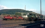 Während für die Zugleistung des Dg 53840 nach Altenbeken eine 44er ausreichte, mühten sich gleich drei Köfs (333 104 und zwei unbekannte 323) im Bahnhof Ottbergen mit der Zugzusammenstellung ab. (11.10.1975) <i>Foto: Wolfgang Bügel</i>