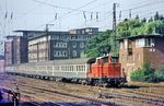 261 162 wurde am 10.01.1963 fabrikneu als V 60 1162 dem Bw Münster (Westf) zugeteilt. 8 Jahre später tat sie dort immer noch Dienst und rangiert gerade eine Leerwagengarnitur in Münster (Westf) Hbf. (27.07.1971) <i>Foto: Bernd Kappel</i>