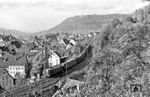 E 18 28 (Bw Stuttgart) hat mit D 530 nach München soeben den Bahnhof Geislingen verlassen und nimmt nun die Geislinger Steige nach Amstetten (Württ) mit einer Steigung von bis zu 22,5 ‰ in Angriff. (10.1958) <i>Foto: Jürgen Hagemann, Slg. R. Garn</i>