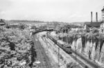 Die Stuttgarter E 44 020 mit einem Eilzug auf den Ferngleisen Richtung Stuttgart Hbf im Bahnhof Stuttgart-Feuerbach. Der Zug wird gleich in den Pragtunnel einfahren. Links wartet ein ET 65. (06.1958) <i>Foto: Jürgen Hagemann, Slg. R. Garn</i>