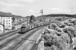 Die Tübinger E 44 163W (mit elektrischer Bremse) fährt mit P 2252 aus Tübingen in den Bahnhof Plochingen ein. Links verlaufen die Gleise der Filstalbahn aus Göppingen. (09.1957) <i>Foto: Jürgen Hagemann, Slg. R. Garn</i>