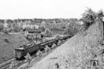 Aus Stuttgart-Untertürkheim kommend schiebt E 52 05 einen beladenen O-Wagenzug am Abzweig Kienbach in Richtung Stutgart-Fellbach nach. (05.1958) <i>Foto: Jürgen Hagemann, Slg. R. Garn</i>
