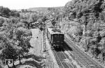 E 52 10 (Bw Stuttgart) mit einem Personenzug aus Leonberg auf der Strecke Leonberg – Zuffenhausen bei Höfingen. (07.1959) <i>Foto: Jürgen Hagemann, Slg. R. Garn</i>