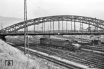 Mit der Eröffnung des neuen Heidelberger Hauptbahnhofs am 5.5.55 (!) wurde der komplette Rangierdienst von zwei E 69 übernommen, die von der "Ammergaubahn" (Murnau - Oberammergau) kamen. Nach neun Jahren auf "Auslandseinsatz" kehrten sie 1964 auf ihre bayrische Stammstrecke zurück. E 69 03 rangiert an der Brücke des Czernyrings in Heidelberg Hbf. (06.1959) <i>Foto: Jürgen Hagemann, Slg. R. Garn</i>