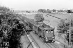 E 91 08 fährt als Schiebelok an einem Personenzug auf der Fellbacher Rampe in Stuttgart-Fellbach ein. (06.1957) <i>Foto: Jürgen Hagemann, Slg. R. Garn</i>