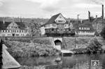 Blick vom Neckarsteg auf die im Bahnhof Plochingen durcheilende E 91 09. Rechts befindet sich die Waldhorn-Brauerei. (09.1957) <i>Foto: Jürgen Hagemann, Slg. R. Garn</i>